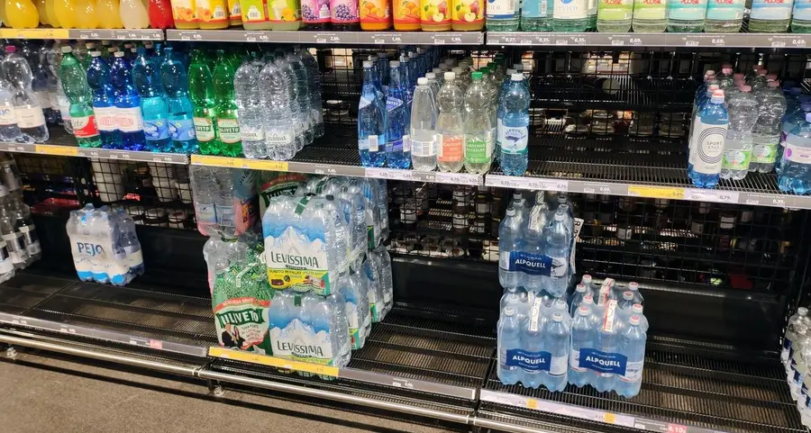 Scarseggia l’acqua minerale, supermercati in difficoltà
