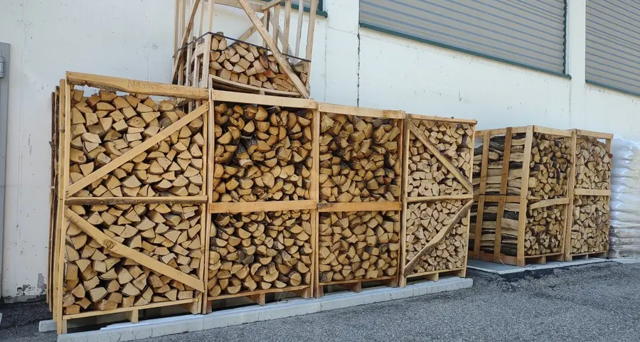Legna da ardere, prezzi alle stelle: anche in Alto Adige comincia a scarseggiare il pellet