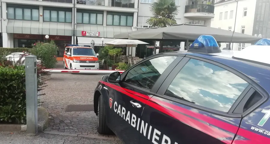 Merano, anziana scivola sulle scale di un bar in centro e muore