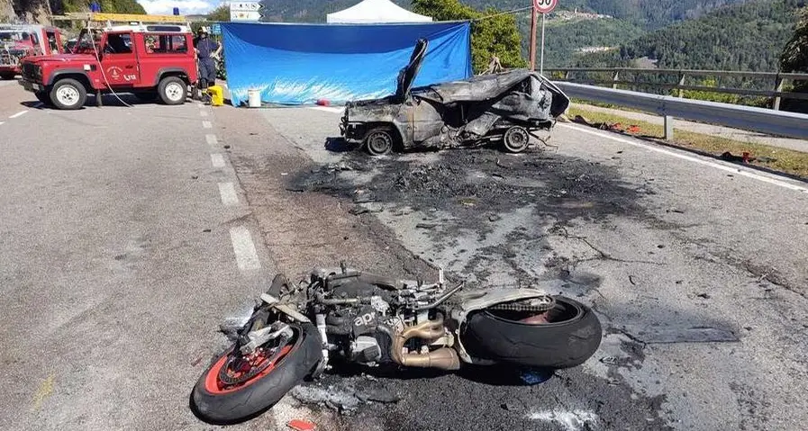 Val di Cembra, scontro mortale tra auto e moto: due vittime, una è di Bolzano