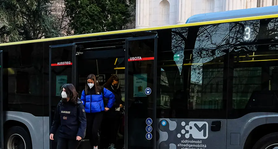 Mascherine, stop all'obbligo sui bus e negli ospedali. L’Asl ai fragili: «Mettetela»