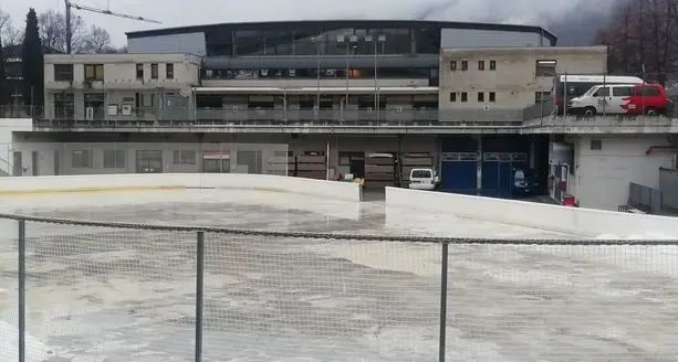 Meranarena, costi alle stelle: la pista esterna resta chiusa