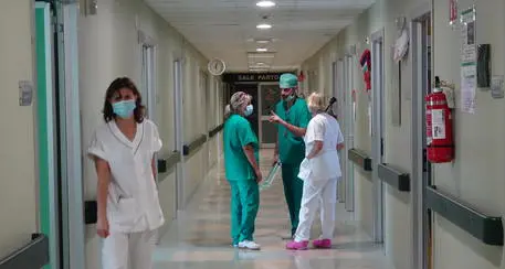 Alto Adige, l'Asl favorevole ai medici in corsia fino a 72 anni. Ma i professionisti si dividono