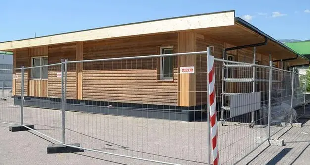 Ospitava 60 migranti, il Centro di accoglienza demolito con le ruspe: ora è un parcheggio