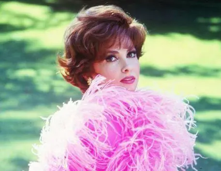 Una foto di Gina Lollobrigida: e' un'immagine della grande fotografa Chiara Samugheo, la cui opera è in mostra fino al 10 aprile da Franz Kraler - Luxury Multibrand Store, a Cortina D'Ampezzo. Esposte le sue foto più famose, un assaggio di quella che sarà la personale allestita da giugno a settembre al Museo del Cinema di Torino. Cortina D'Ampezzo (Belluno). 25 marzo 2012. ANSA/UFFICIO STAMPA