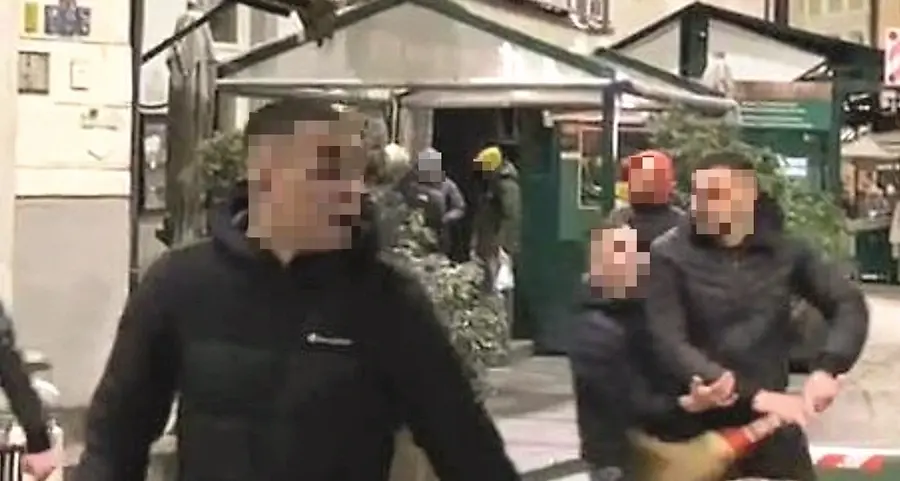 Notte di follia in piazza Erbe, un barista finito all'ospedale. Identificati otto giovani