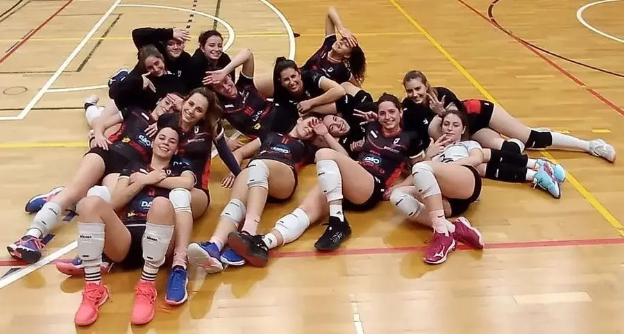 Ladri in azione durante la partita di pallavolo a Laives