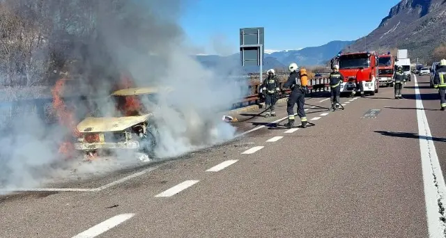 Auto va a fuoco sull'A22: nessun ferito