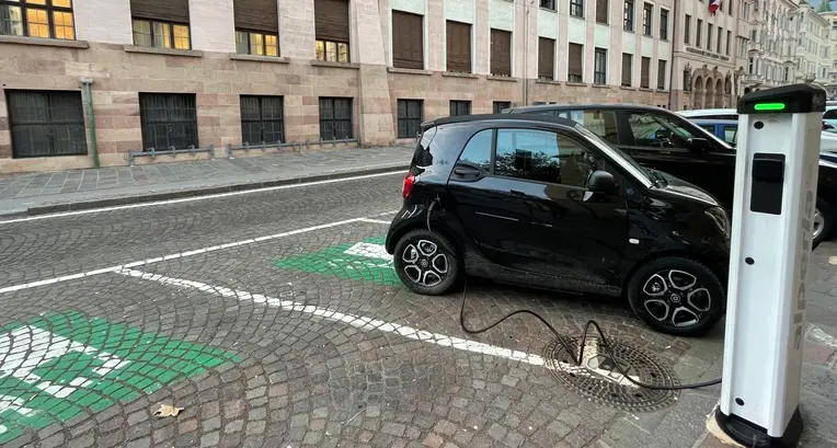 Gara per 50 colonnine elettriche, a Bolzano saranno cancellati 100 posti auto