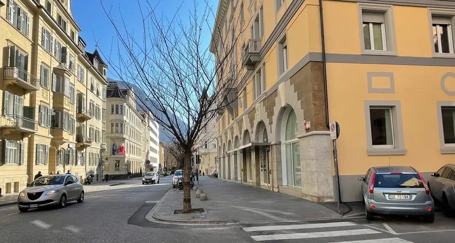 Via Museo alta, riecco le bici. Una «L» salverà i ciclisti