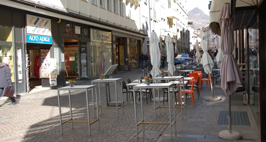Solo ombrelloni chiari, Bolzano stoppa gli esterni fai da te