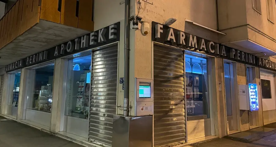 Proiettile alla farmacia Perini. Il proprietario: \"Amareggiati, non riusciamo a capire\"