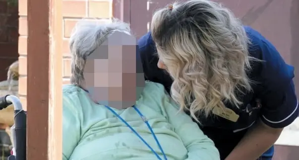 Anziani, famiglie in difficoltà. Mancano 400 badanti