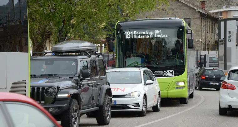 Via Renon: 450 auto all’ora. Pronto il piano anti-ingorghi