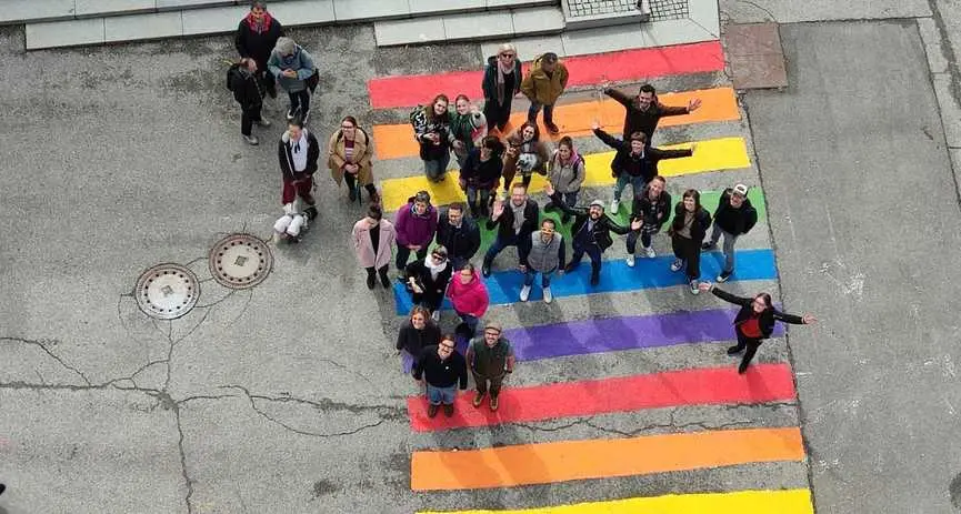 Brunico: strisce arcobaleno contro l’omofobia