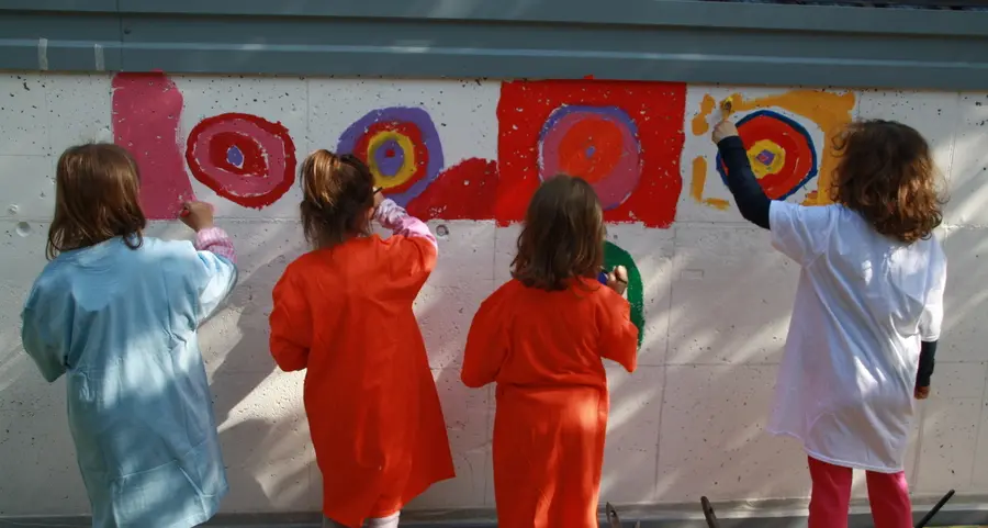 Egna, il muro dei pompieri colorato dai bimbi dell’asilo