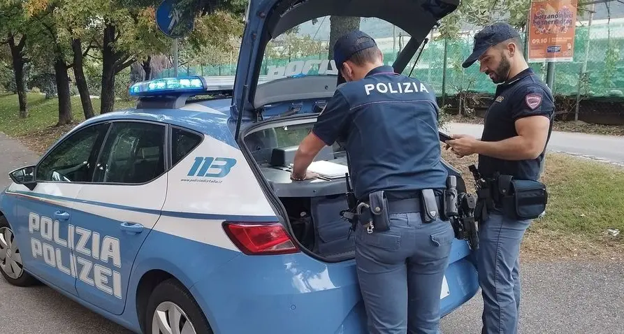 Minacciata e rapinata col coltello in zona Europa