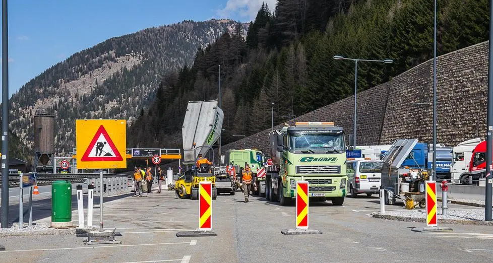 Clima, incidenti, regolamenti: transito di valico sempre più difficile. «Così richiamo di restare isolati»