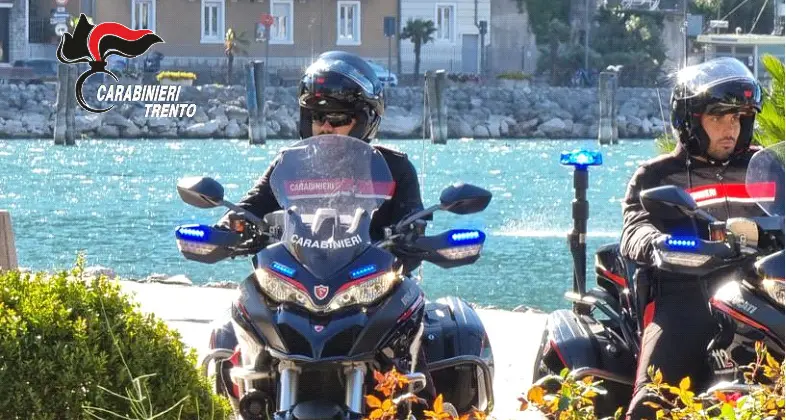 Ricercato per tentato omicidio fugge tra la folla ma viene fermato a Riva del Garda