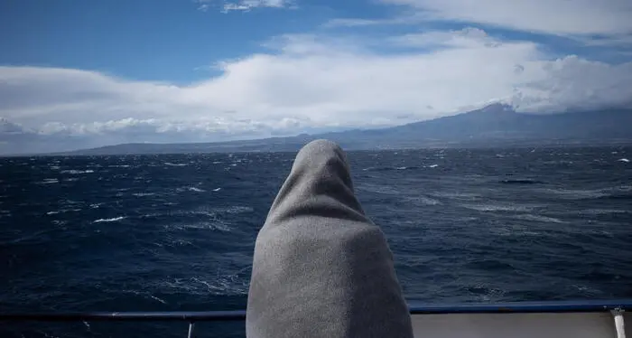 Lampedusa: Barcone di migranti si ribalta, morto un neonato