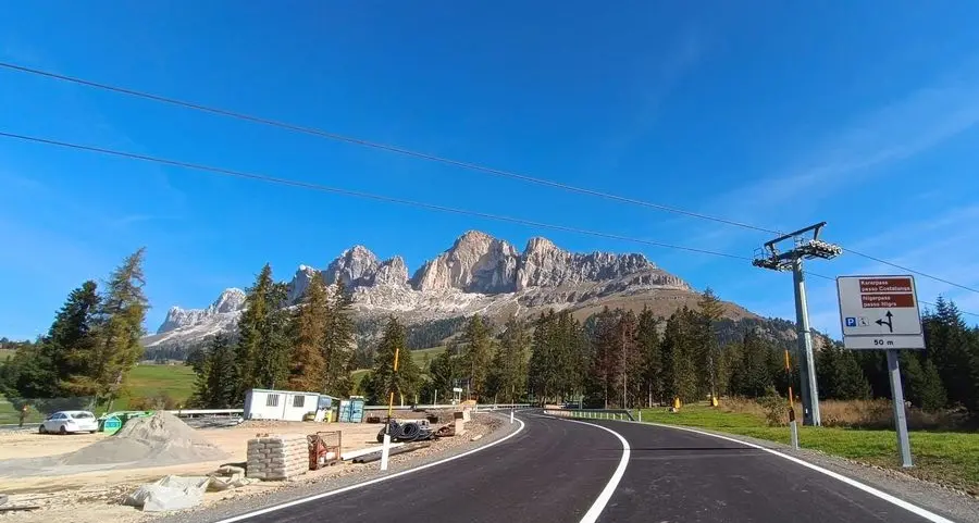 Carezza, nuove curve per rallentare auto e moto. E i parcheggi si pagano