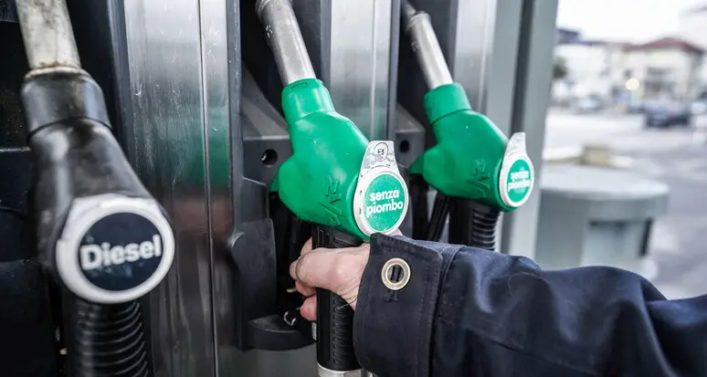 I prezzi dei carburanti calano, soprattutto per il self service