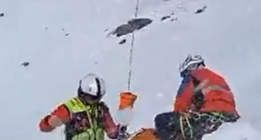 Scivolano con le ciaspole sulla Cima Nera: tre feriti, uno è grave