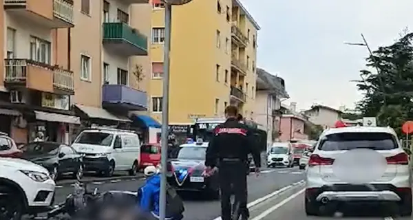 Travolto in scooter da un'auto finisce a terra