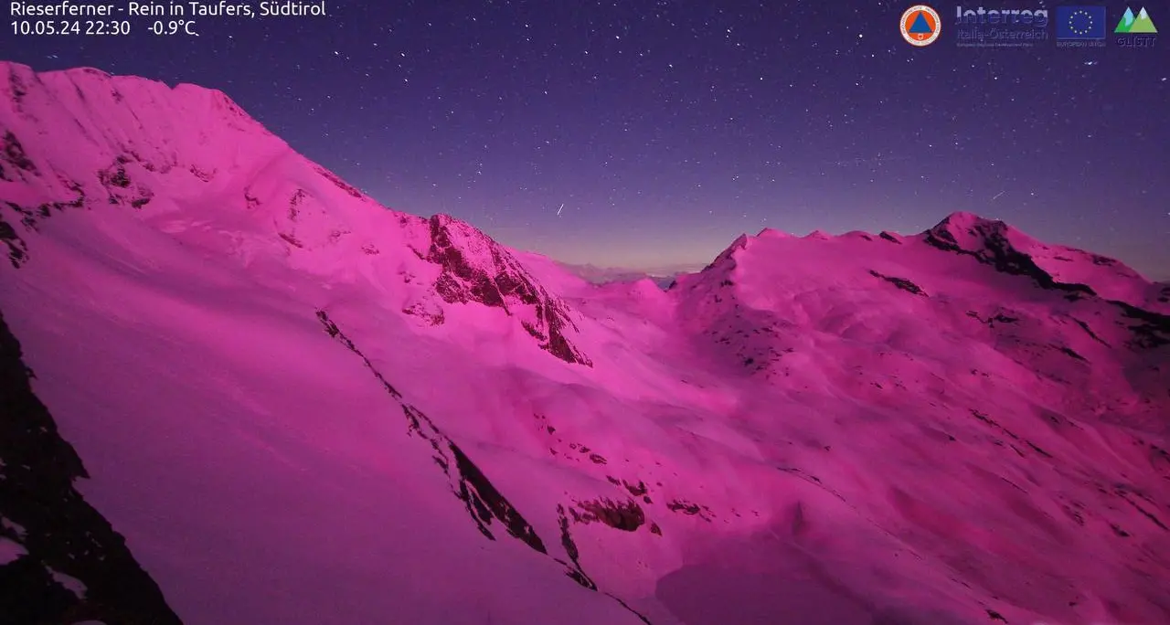 Aurora boreale, anche in Alto Adige il cielo si è tinto di rosa