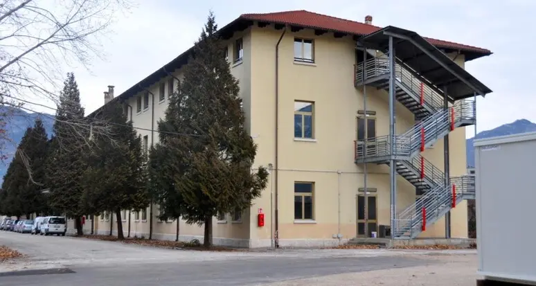 Tentato omicidio alla residenza per stranieri a Trento: colpito al collo con una coltellata