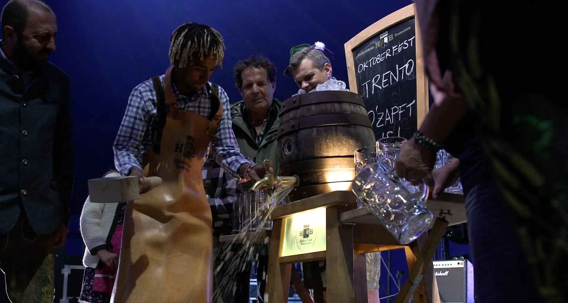 Oktoberfest di Trento al via. Yeman Crippa in Lederhosen spilla la prima botte