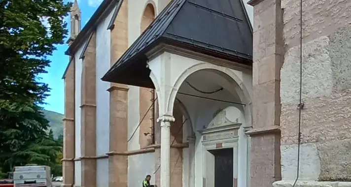 Spazzatrice \"abbatte una colonna\" della chiesa cinquecentesca di Pergine