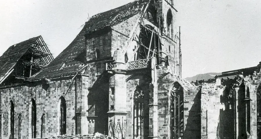 Il Duomo semi-distrutto dalle bombe