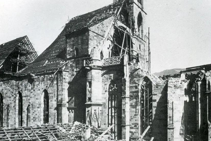 Il Duomo semi-distrutto dalle bombe