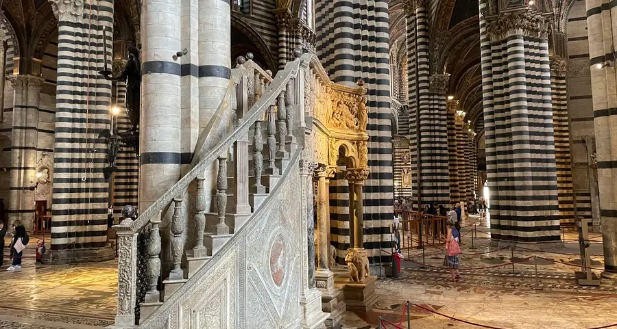 A SIENA SU UN “TAPPETO” DI MARMO LA VIA VERSO LA BELLEZZA