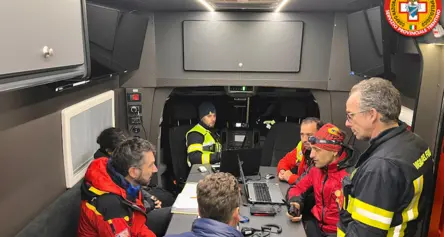 Scivola sul ghiacciaio e perde telefono e frontalino: salvato nella notte