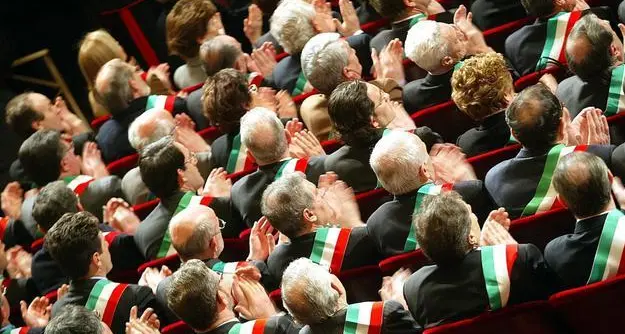 Niente terzo mandato per i sindaci nei centri maggiori: voto notturno in consiglio regionale