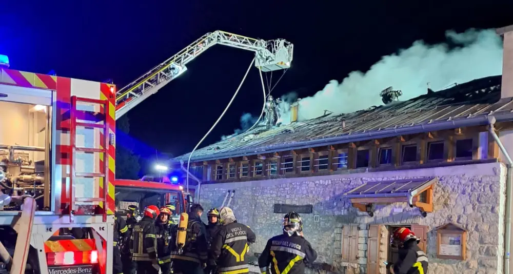Incendio al rifugio Monte Zugna, grossi danni al tetto. Cinquanta vigili del fuoco impegnati nella notte