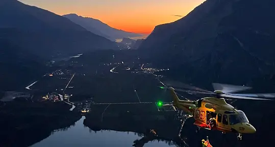 Perde il controllo del parapendio durante l’atterraggio e precipita