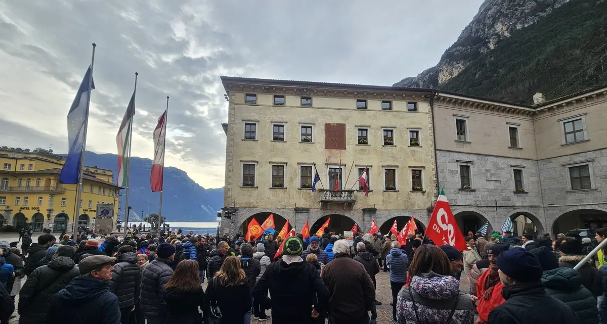 Inchiesta su affari e politica: folla in piazza per la legalità a Riva del Garda