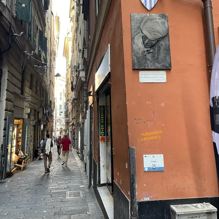IN VIA DEL CAMPO A GENOVA, DOVE “DAL LETAME NASCONO I FIOR”