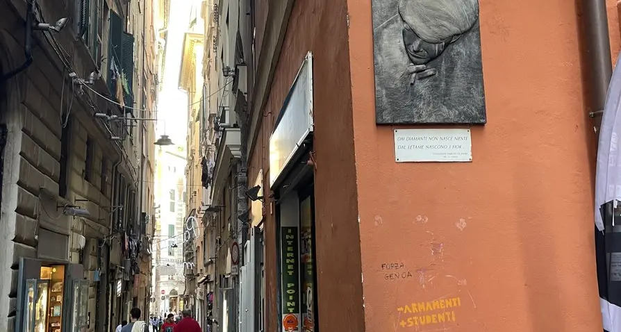IN VIA DEL CAMPO A GENOVA, DOVE “DAL LETAME NASCONO I FIOR”
