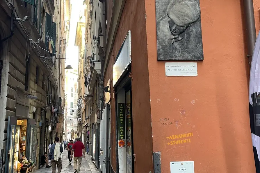 IN VIA DEL CAMPO A GENOVA, DOVE “DAL LETAME NASCONO I FIOR”