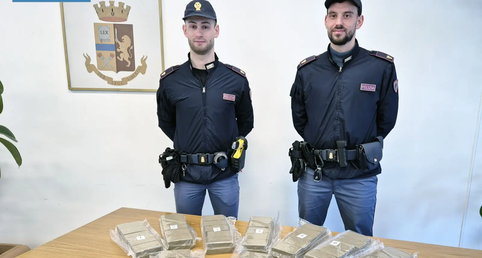 Fermato a Trento sud dalla polizia: nel bagagliaio aveva 10 chili di hashish