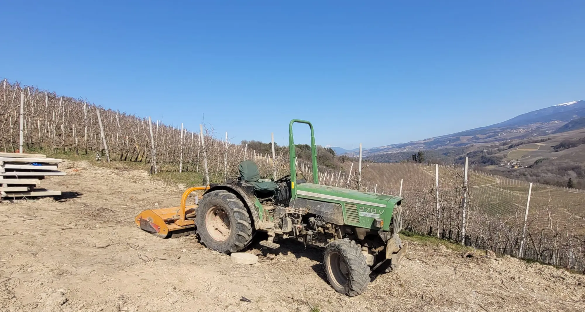 Tragedia in val di Non: un uomo di 59 anni trovato senza vita sotto il trattore
