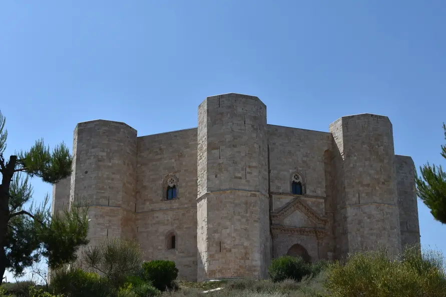 CASTEL DEL MONTE E IL MISTERO DELL’ 8 “INFINITO” DI FEDERICO II