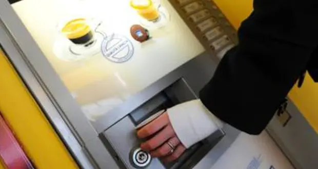 I cittadini protestano per le attese in Comune: il sindaco fa rimuovere le macchinette della pausa caffè
