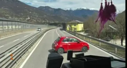 Una camionista mette di traverso il tir e blocca una 500 in contromano sulla Valsugana: la figlia dell’anziana la ringrazia