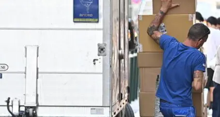L'inferno dei corrieri: «Cento pacchi al giorno da consegnare ma guadagni irrisori»