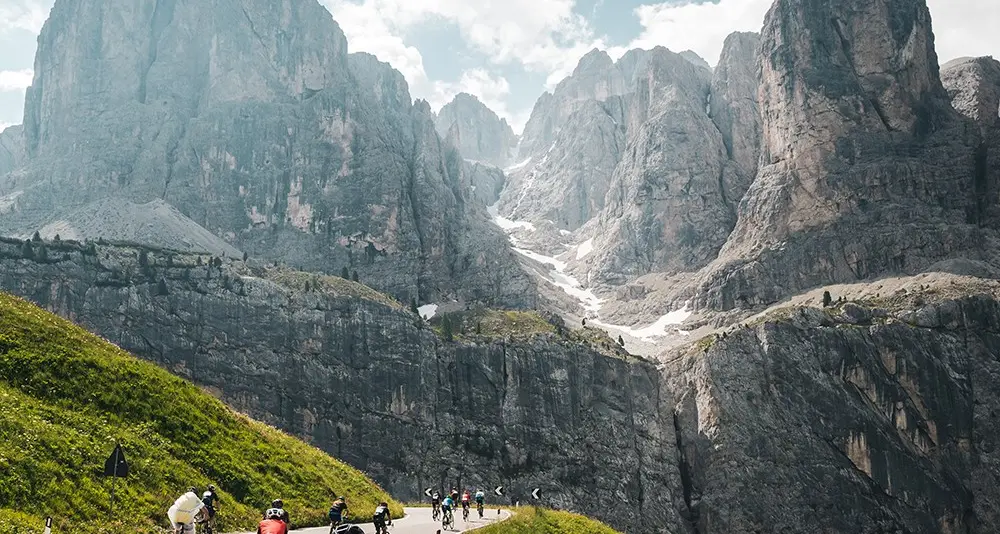Ciclismo, la Maratona dles Dolomites parla piemontese: vincono Luca Cavallo e Roberta Bussone